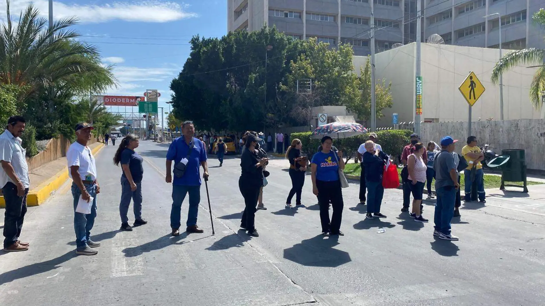 Los derechohabientes de la clínica 16 del IMSS inconformes por que se cayó el sistema en la farmacia, bloquearon por momentos el bulevar Revolución